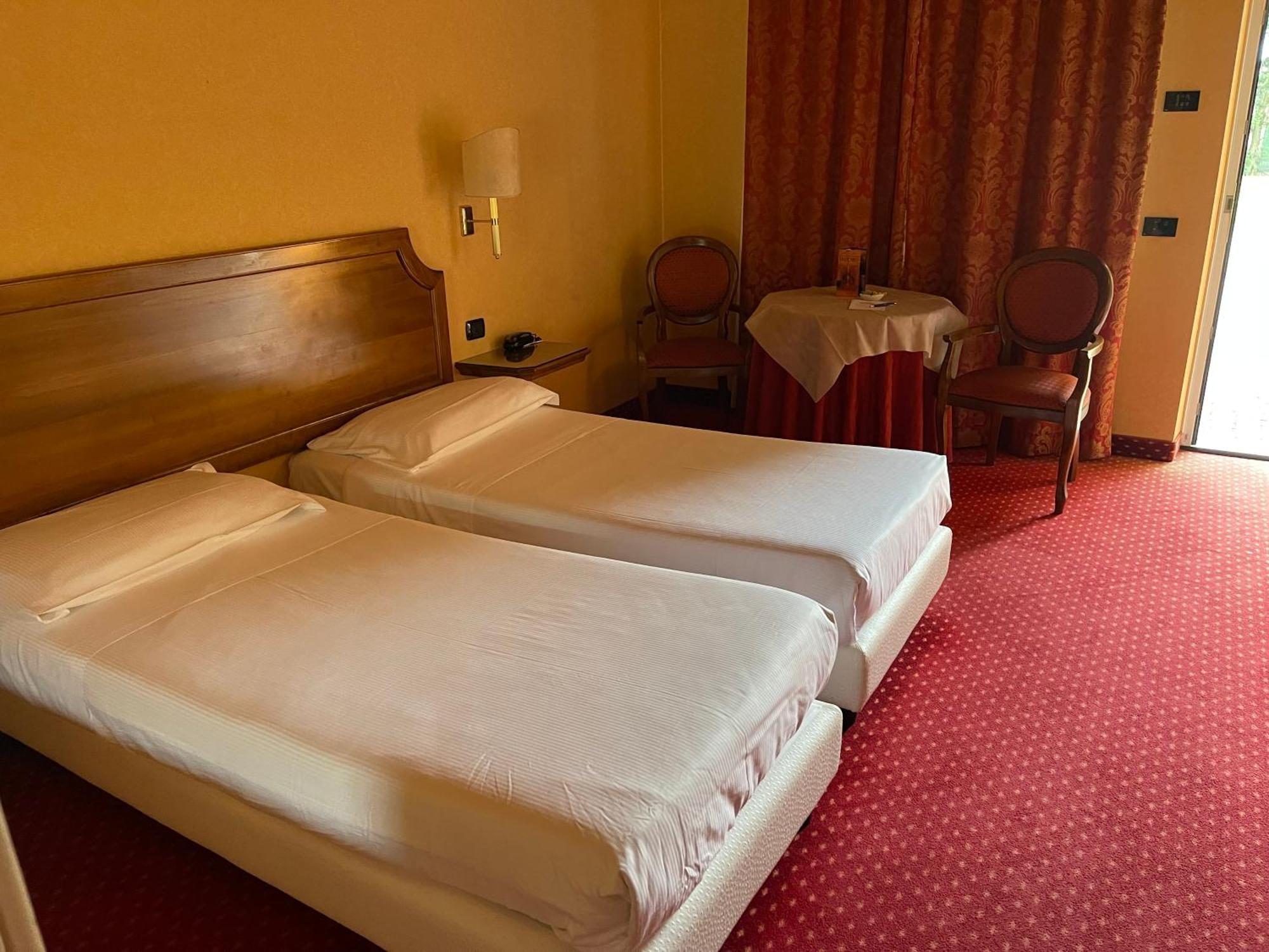 Hotel Don Carlo Broni Exterior foto