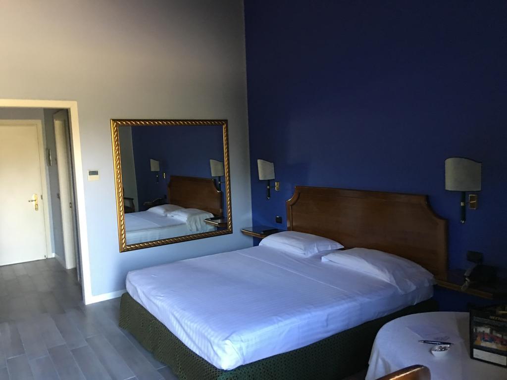 Hotel Don Carlo Broni Exterior foto