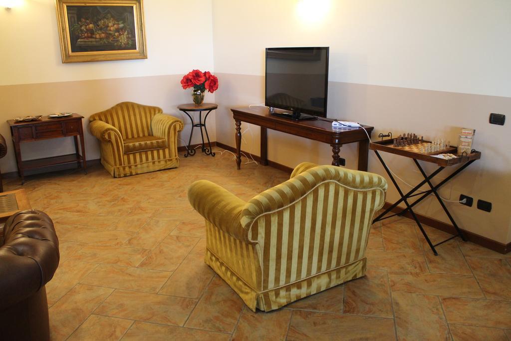 Hotel Don Carlo Broni Exterior foto