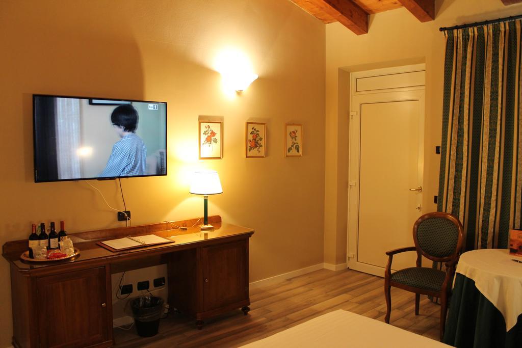 Hotel Don Carlo Broni Exterior foto