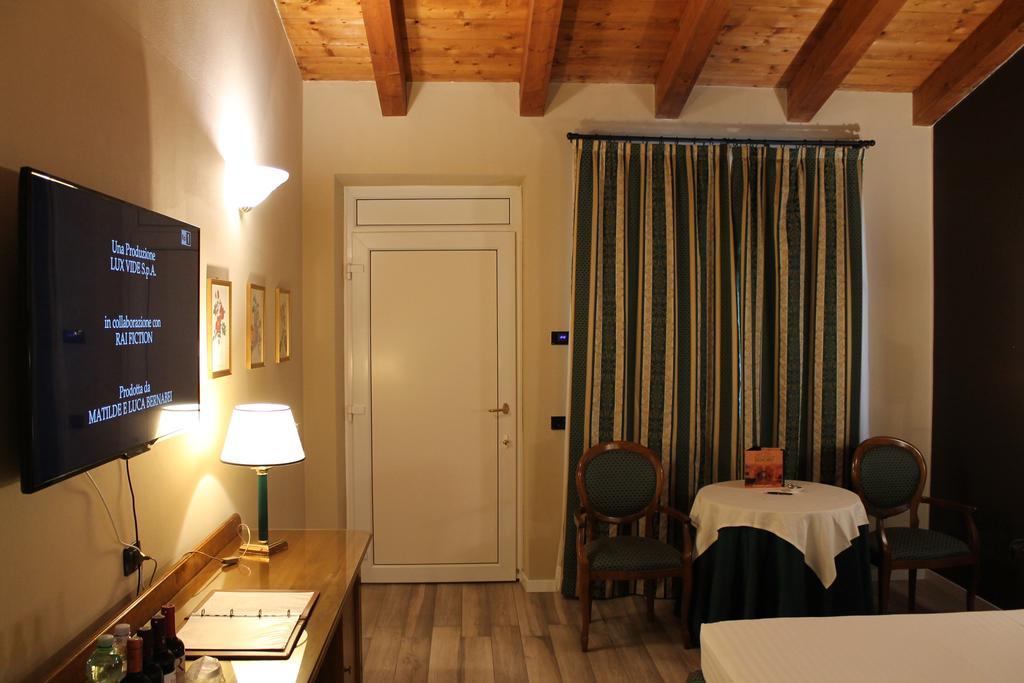 Hotel Don Carlo Broni Exterior foto
